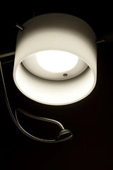 Lampada da terra Orkestra in cromo con diffusore in vetro opale e design moderno