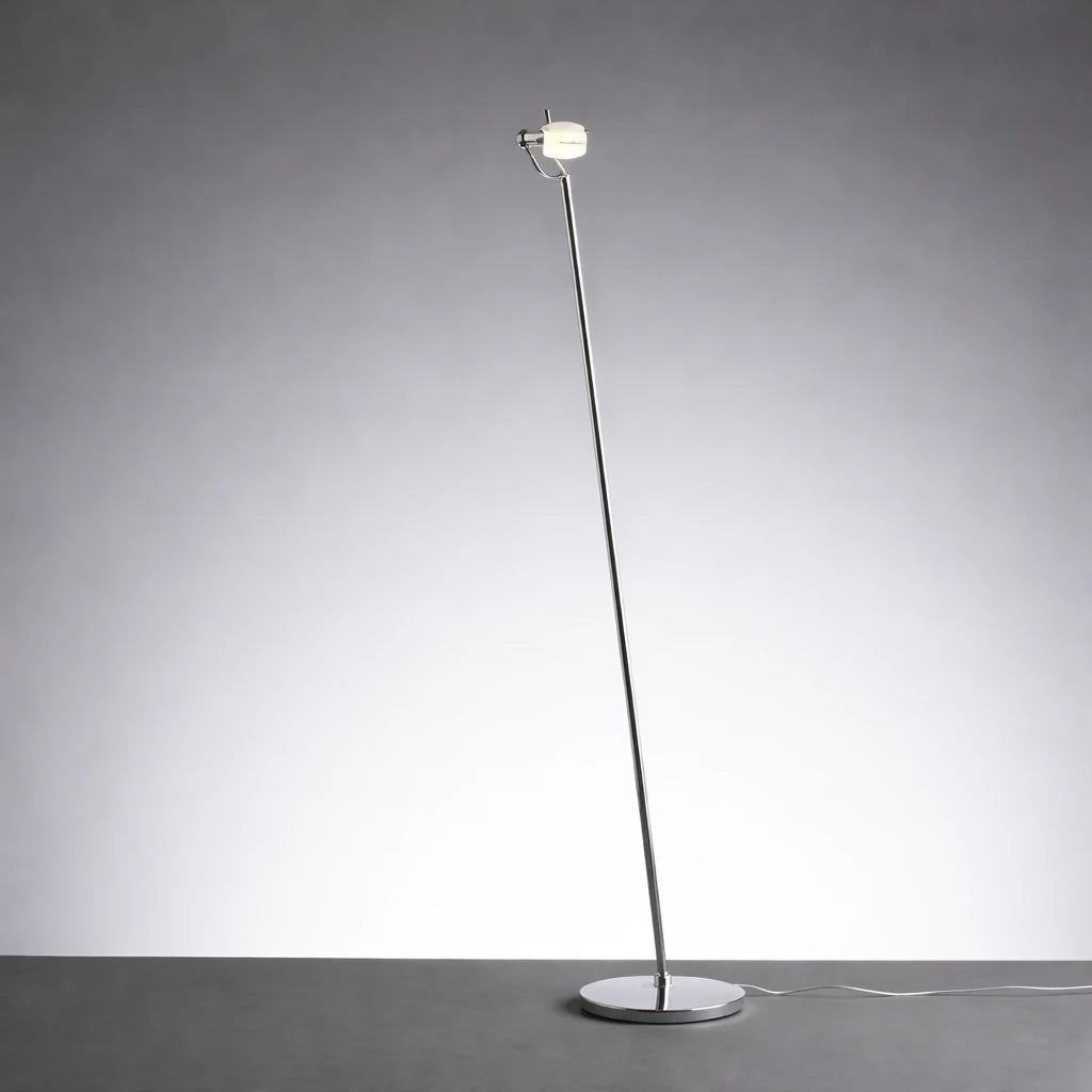 Lampada da terra Orkestra in cromo con diffusore in vetro opale e design moderno