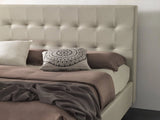 Letto New York imbottito con contenitore salvaspazio, testata trapuntata e piedini alti. Rete a doghe, materiali resistenti e design moderno.