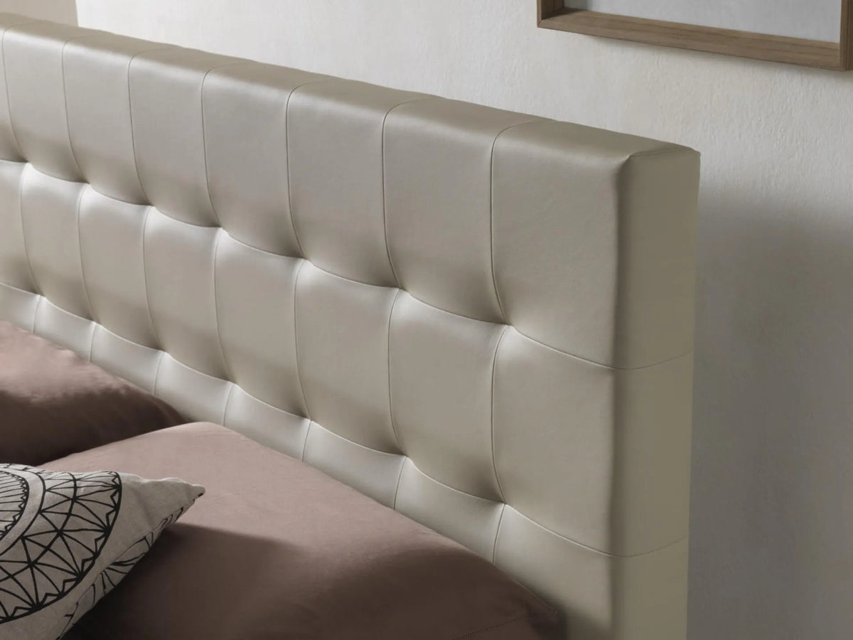 Letto New York imbottito con contenitore salvaspazio, testata trapuntata e piedini alti. Rete a doghe, materiali resistenti e design moderno.