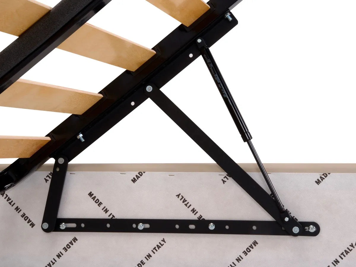 Letto matrimoniale Amsterdam in velluto con contenitore e testata imbottita a fasce oblique. Design moderno e funzionalità salvaspazio per la camera da letto.