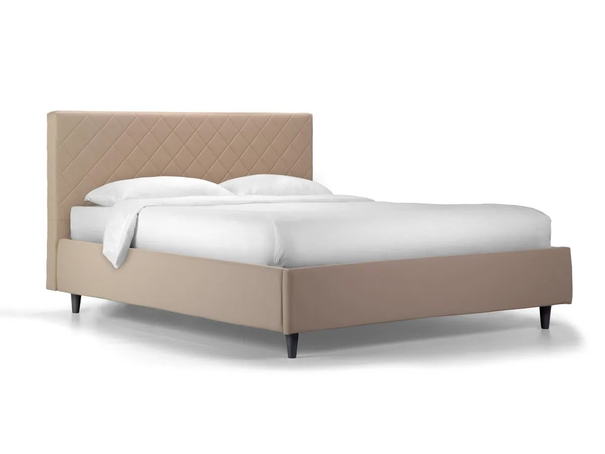 Letto matrimoniale Rio con contenitore, rivestimento in ecopelle e testata imbottita trapuntata a rombi. Design moderno, elegante e salvaspazio.

