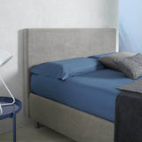 Letto matrimoniale Vienna con contenitore, rivestimento in tessuto Idro e testata con bottoni cristal. Elegante, pratico e perfetto per camere moderne.