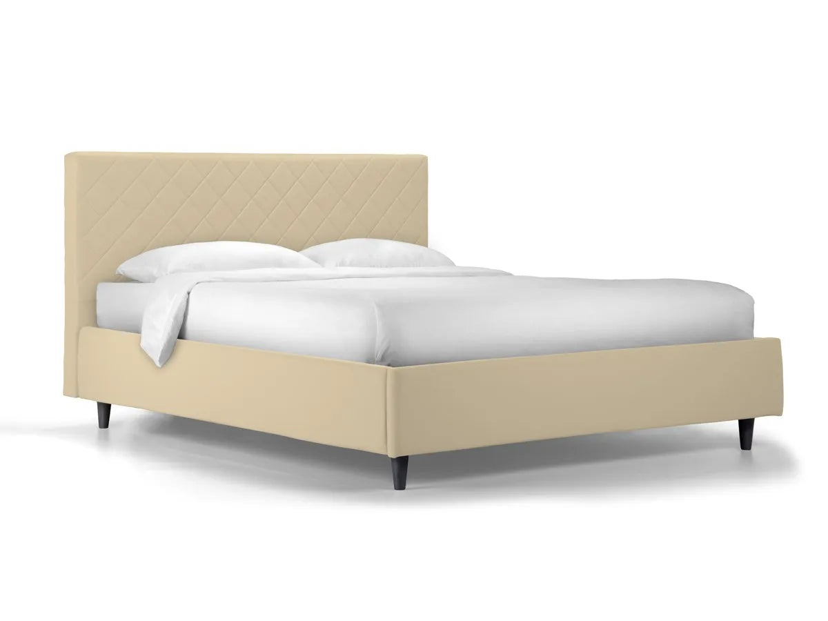 Letto singolo Rio con contenitore in ecopelle, testata trapuntata a rombi e piedini alti. Ideale per spazi moderni e camere eleganti.

