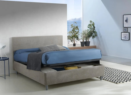 Letto Vienna una piazza e mezza in tessuto idrorepellente con contenitore e testata con bottoni cristal. Design moderno, pratico e raffinato.