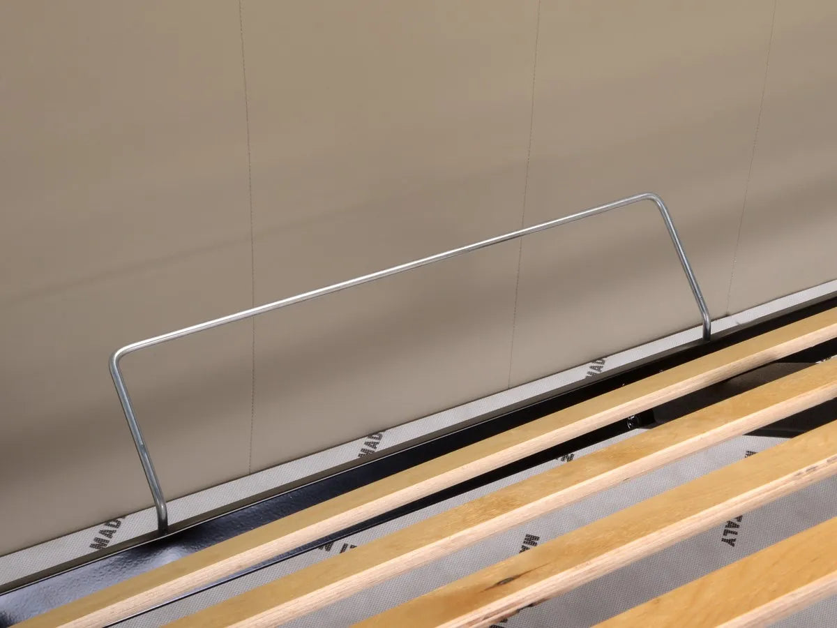Letto Vienna una piazza e mezza in tessuto idrorepellente con contenitore e testata con bottoni cristal. Design moderno, pratico e raffinato.
