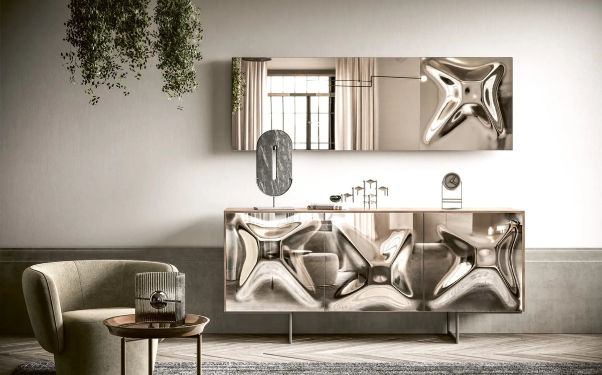 Madia Kristal con ante in vetrofuso e finitura specchio brown. Credenza moderna di design per soggiorno elegante.