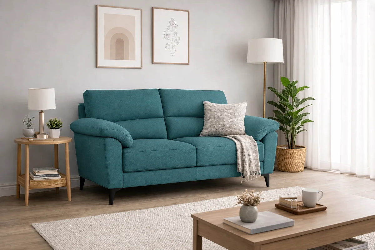 Divano Mira in tessuto lavabile con struttura in legno massello e piedini in metallo, design italiano elegante e moderno.