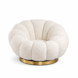 Poltrona Elodia in tessuto bouclé color panna con seduta avvolgente e base circolare in metallo color oro