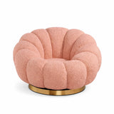 Poltrona Elodia in tessuto bouclé color rosa con seduta avvolgente e base circolare in metallo color oro