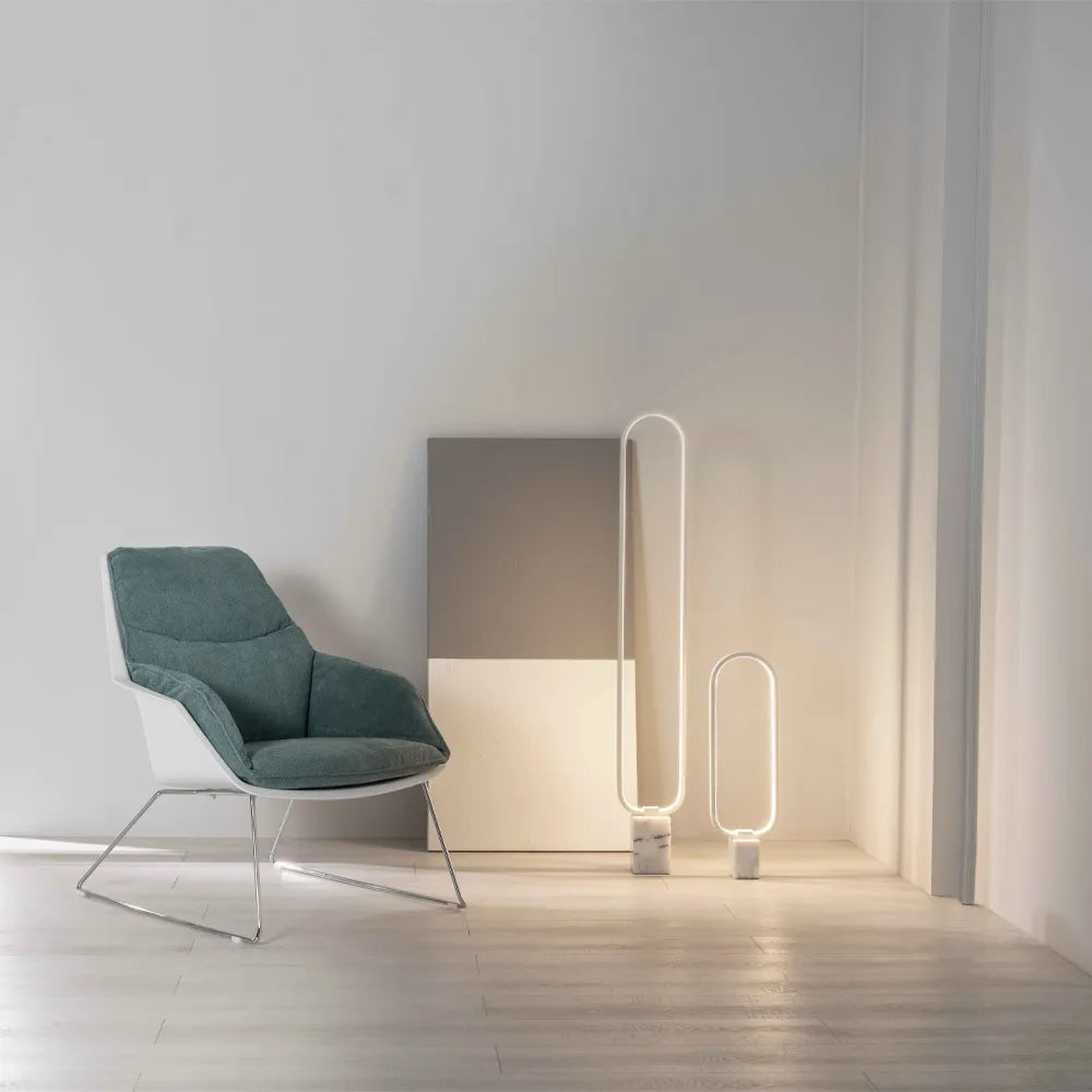Poltrona Grace in tessuto imbottito sfoderabile con scocca in polipropilene e base in metallo dal design moderno ed elegante.