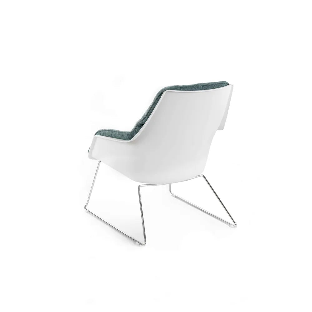Poltrona Grace in tessuto imbottito sfoderabile con scocca in polipropilene e base in metallo dal design moderno ed elegante.