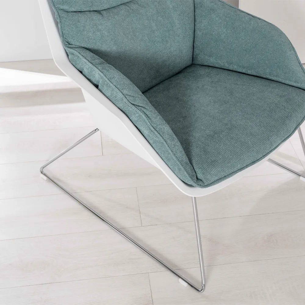 Poltrona Grace in tessuto imbottito sfoderabile con scocca in polipropilene e base in metallo dal design moderno ed elegante.