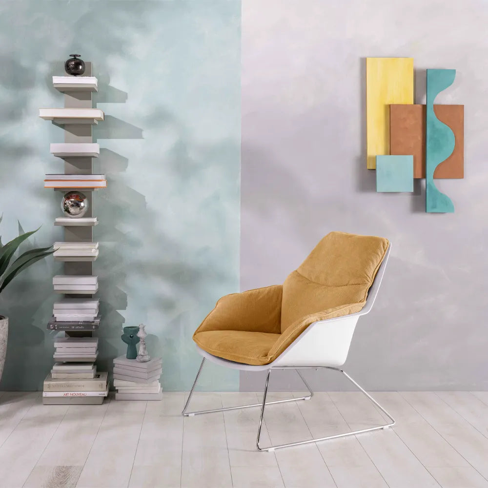 Poltrona Grace in tessuto imbottito sfoderabile con scocca in polipropilene e base in metallo dal design moderno ed elegante.