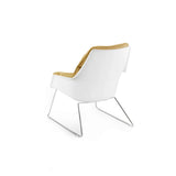 Poltrona Grace in tessuto imbottito sfoderabile con scocca in polipropilene e base in metallo dal design moderno ed elegante.