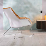 Poltrona Grace in tessuto imbottito sfoderabile con scocca in polipropilene e base in metallo dal design moderno ed elegante.