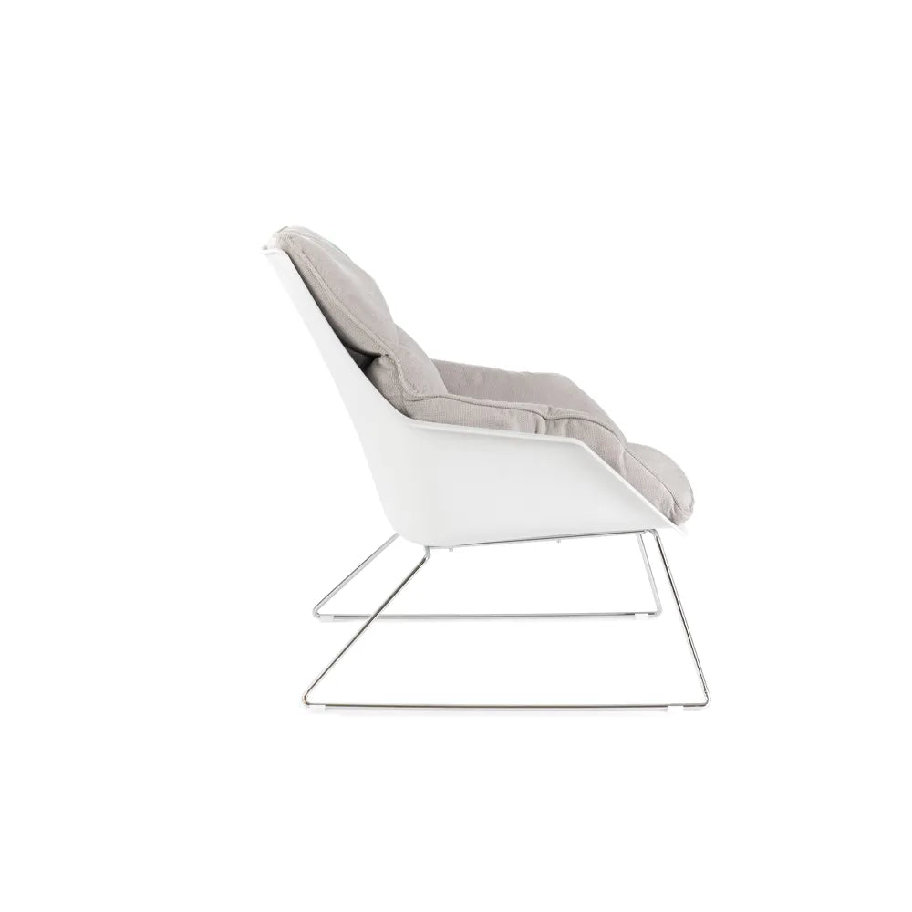 Poltrona Grace in tessuto imbottito sfoderabile con scocca in polipropilene e base in metallo dal design moderno ed elegante.