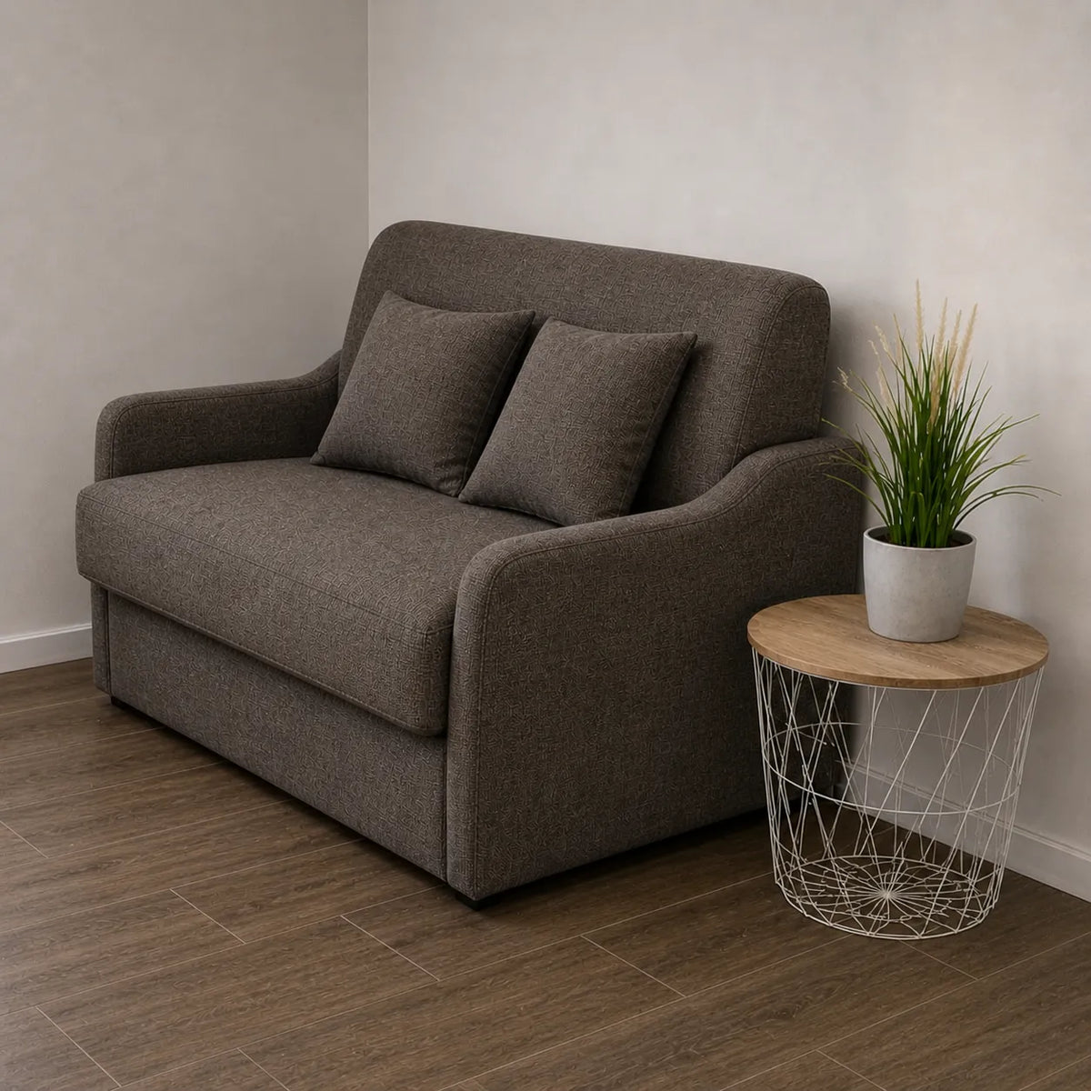 Poltrona letto trasformabile con materasso alto 18 cm e rivestimento in tessuto idrorepellente e antimacchia in vari colori.