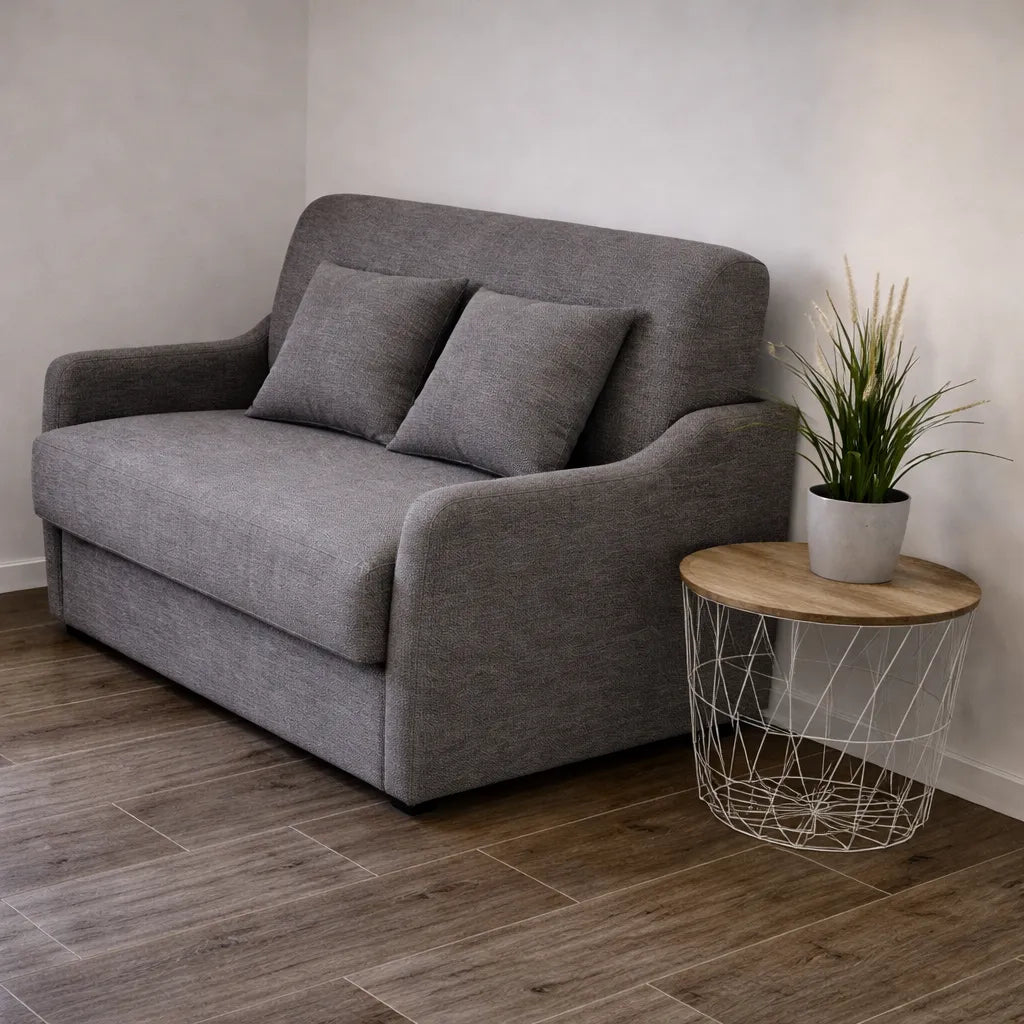 Poltrona letto trasformabile con materasso alto 18 cm e rivestimento in tessuto idrorepellente e antimacchia in vari colori.