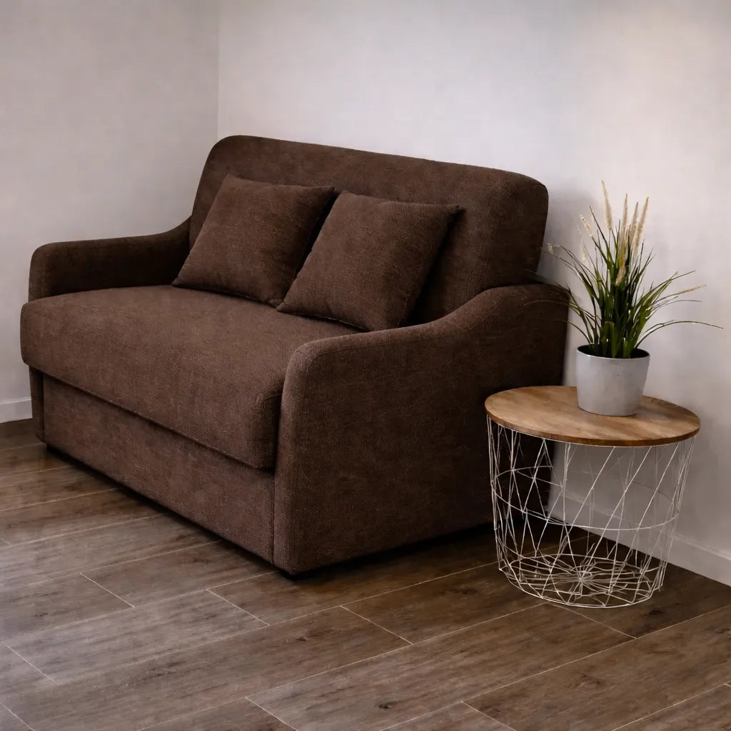 Poltrona letto trasformabile con materasso alto 18 cm e rivestimento in tessuto idrorepellente e antimacchia in vari colori.