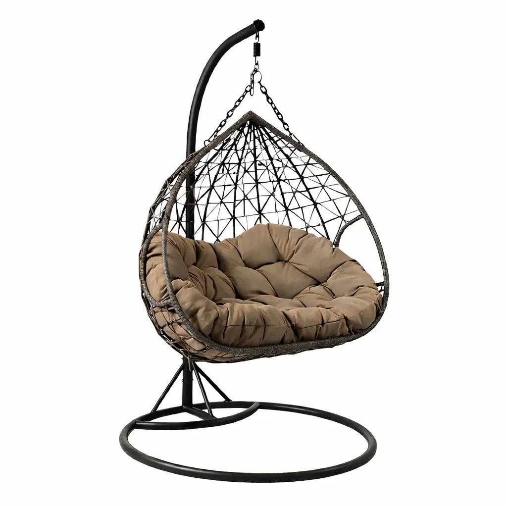 Poltrona sospesa Lita XL a uovo in rattan intrecciato con struttura in acciaio verniciato e cuscino imbottito. Dondolo elegante per giardino e esterni.