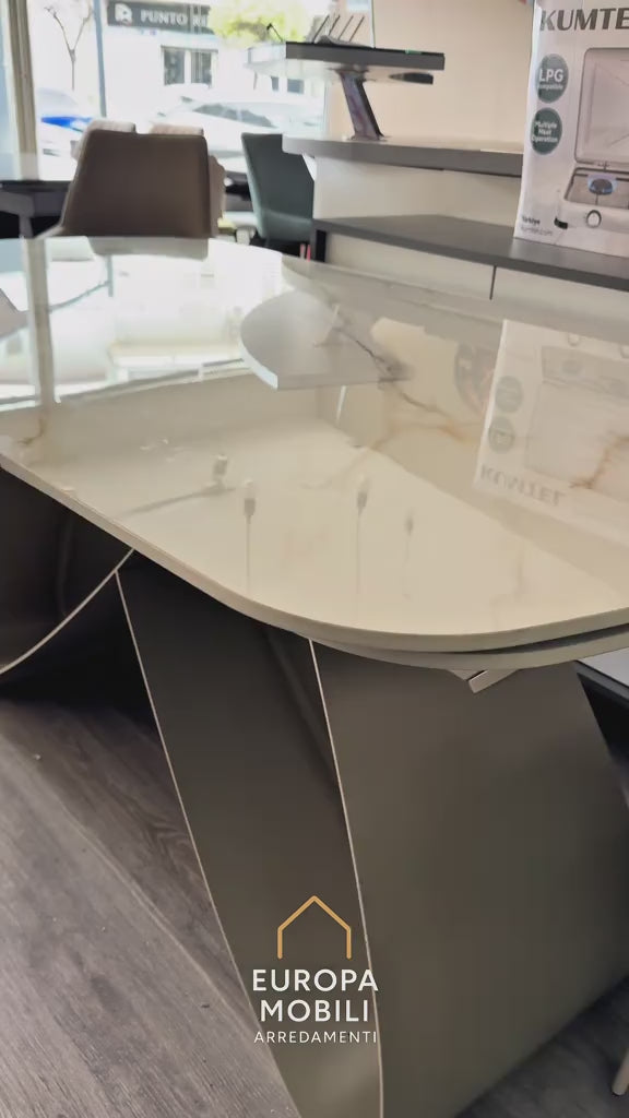 Tavolo Fly allungabile da 160 a 240 cm con piano in ceramica e base in metallo verniciato. Disponibile in due varianti di colore