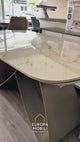 Tavolo Fly allungabile da 160 a 240 cm con piano in ceramica e base in metallo verniciato. Disponibile in due varianti di colore