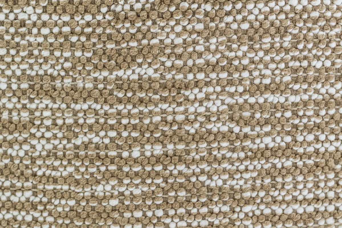 Sedia Camilla in tessuto e velluto beige con base in metallo nero, venduta in set da 2 sedie.