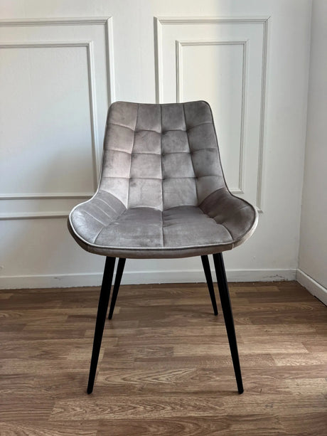 Sedia Gilda moderna imbottita con gambe nere in tessuto vintage o velluto, disponibile in quattro colori.