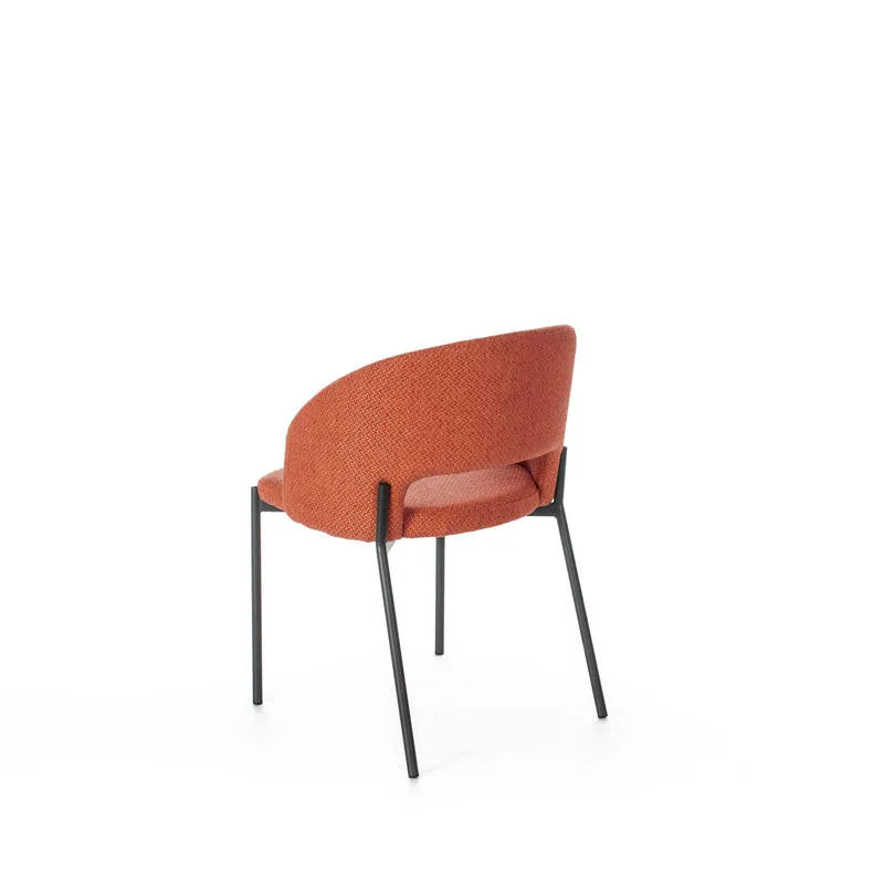 Sedia Greta imbottita in tessuto con gambe in metallo verniciato, disponibile in giallo, grigio e arancione
