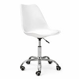 Sedia ufficio girevole azzurra con base cromata e ruote regolabile in altezza design moderno