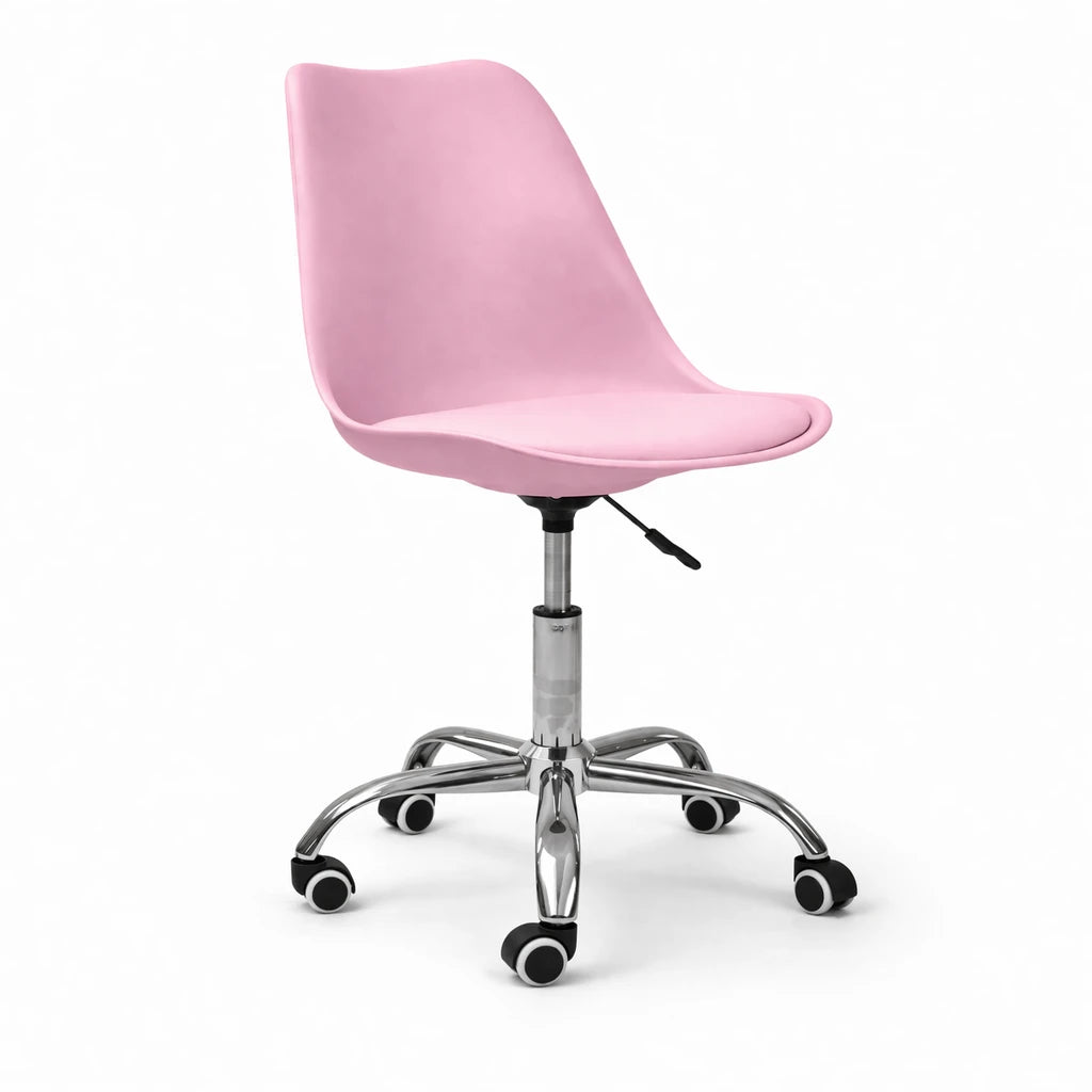 Sedia ufficio girevole azzurra con base cromata e ruote regolabile in altezza design moderno