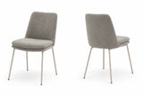 Set da 2 sedie Carol imbottite in tessuto antimacchia e antigraffio, disponibili nelle finiture Tortora con gambe Cashmere e Antracite con gambe Nero.