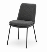 Set da 2 sedie Carol imbottite in tessuto antimacchia e antigraffio, disponibili nelle finiture Tortora con gambe Cashmere e Antracite con gambe Nero.