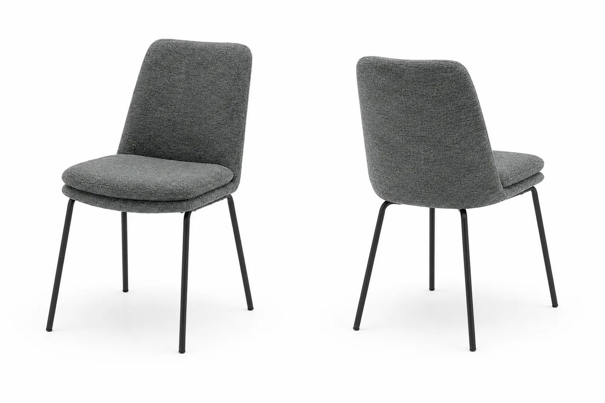 Set da 2 sedie Carol imbottite in tessuto antimacchia e antigraffio, disponibili nelle finiture Tortora con gambe Cashmere e Antracite con gambe Nero.