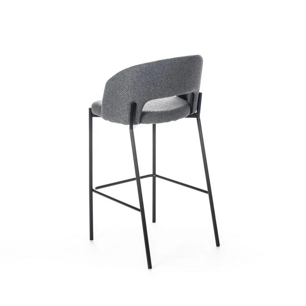 Sgabello Greta in tessuto grigio con schienale imbottito e gambe in metallo nero, ideale per penisola e cucina moderna