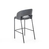Sgabello Greta in tessuto grigio con schienale imbottito e gambe in metallo nero, ideale per penisola e cucina moderna