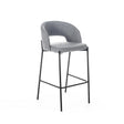 Sgabello Greta in tessuto grigio con schienale imbottito e gambe in metallo nero, ideale per penisola e cucina moderna