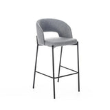 Sgabello Greta in tessuto grigio con schienale imbottito e gambe in metallo nero, ideale per penisola e cucina moderna