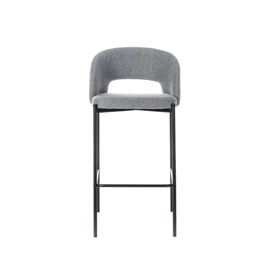 Sgabello Greta in tessuto grigio con schienale imbottito e gambe in metallo nero, ideale per penisola e cucina moderna