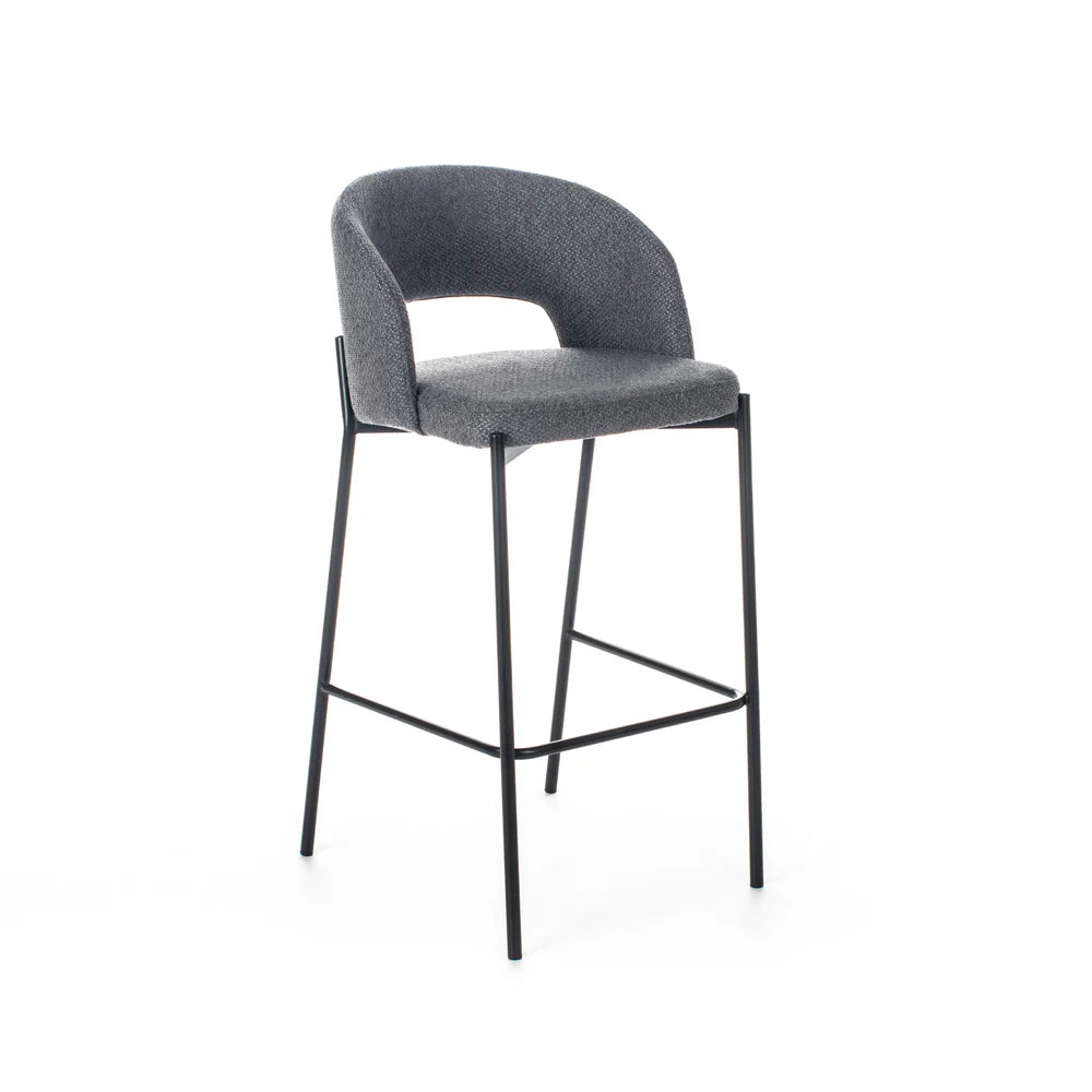 Sgabello Greta in tessuto grigio con schienale imbottito e gambe in metallo nero, ideale per penisola e cucina moderna