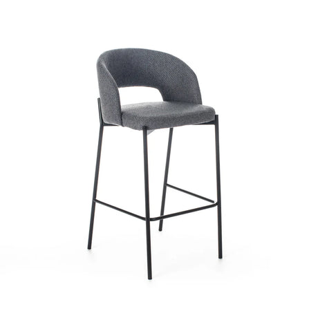 Sgabello Greta in tessuto grigio con schienale imbottito e gambe in metallo nero, ideale per penisola e cucina moderna
