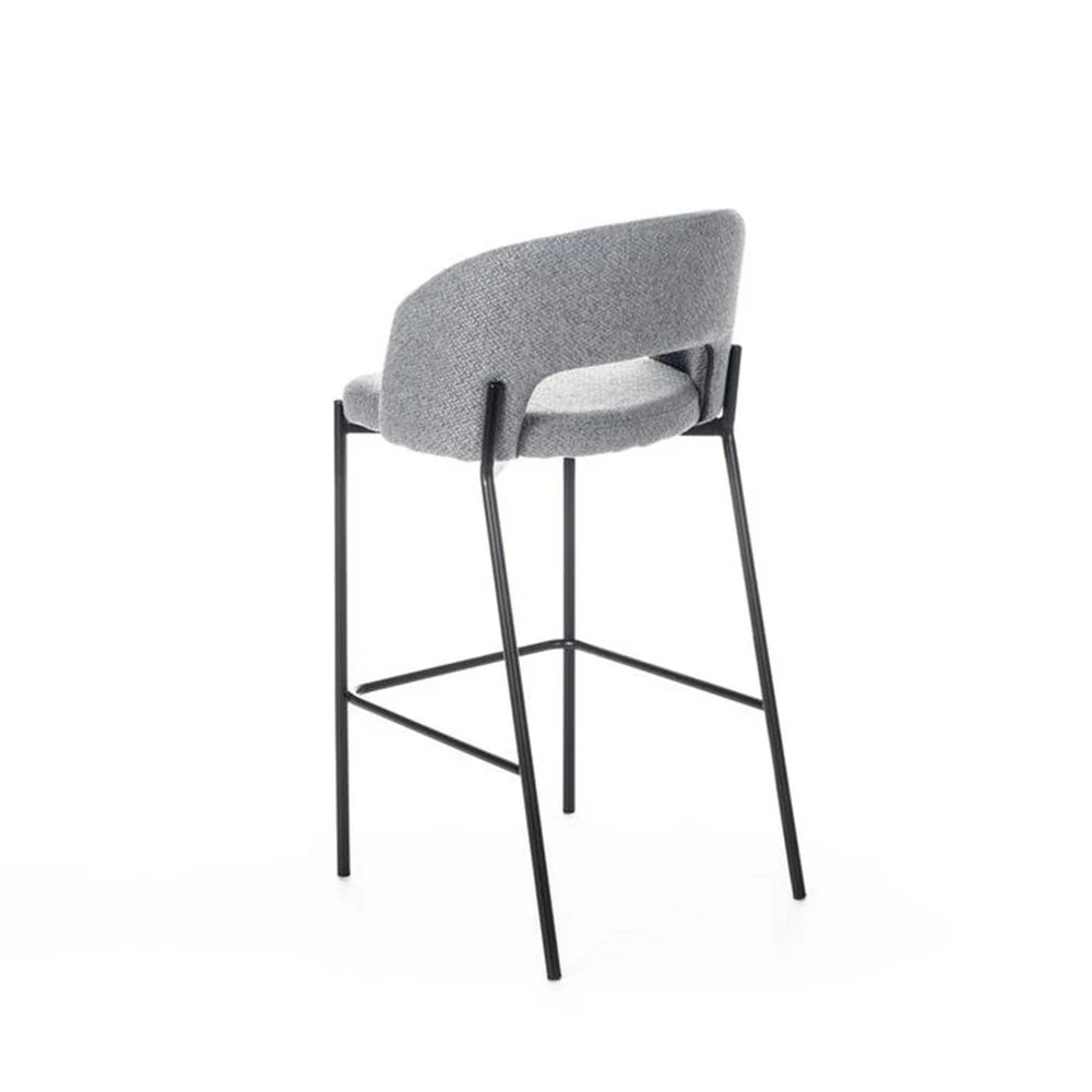 Sgabello Greta in tessuto grigio con schienale imbottito e gambe in metallo nero, ideale per penisola e cucina moderna