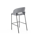 Sgabello Greta in tessuto grigio con schienale imbottito e gambe in metallo nero, ideale per penisola e cucina moderna