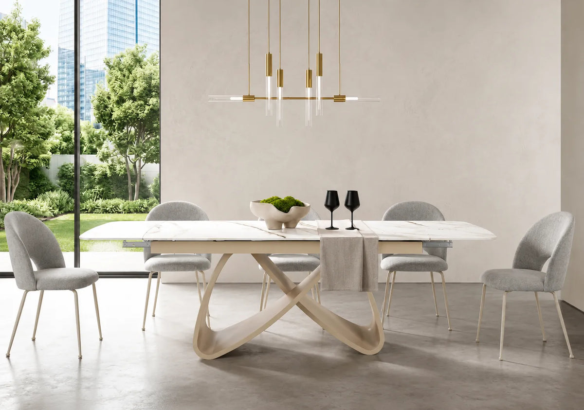 Tavolo allungabile Eros con piano in ceramica effetto marmo oro lucido e struttura in metallo color Champagne da 180 a 260 cm.