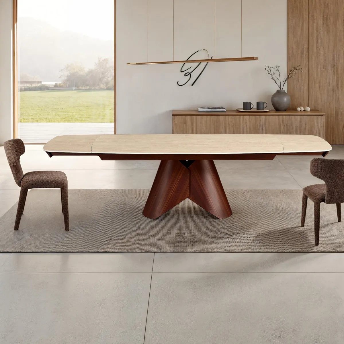 Tavolo allungabile Peonia con piano in ceramica Travertino opaco e base effetto Noce