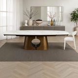 Tavolo allungabile Sunset con piano in ceramica effetto marmo Oro opaco e basamento in metallo effetto rame opaco estensibile fino a 300 cm.