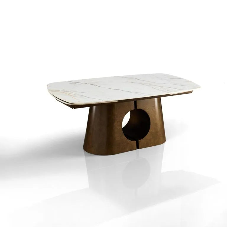Tavolo allungabile Sunset con piano in ceramica effetto marmo Oro opaco e basamento in metallo effetto rame opaco estensibile fino a 300 cm.