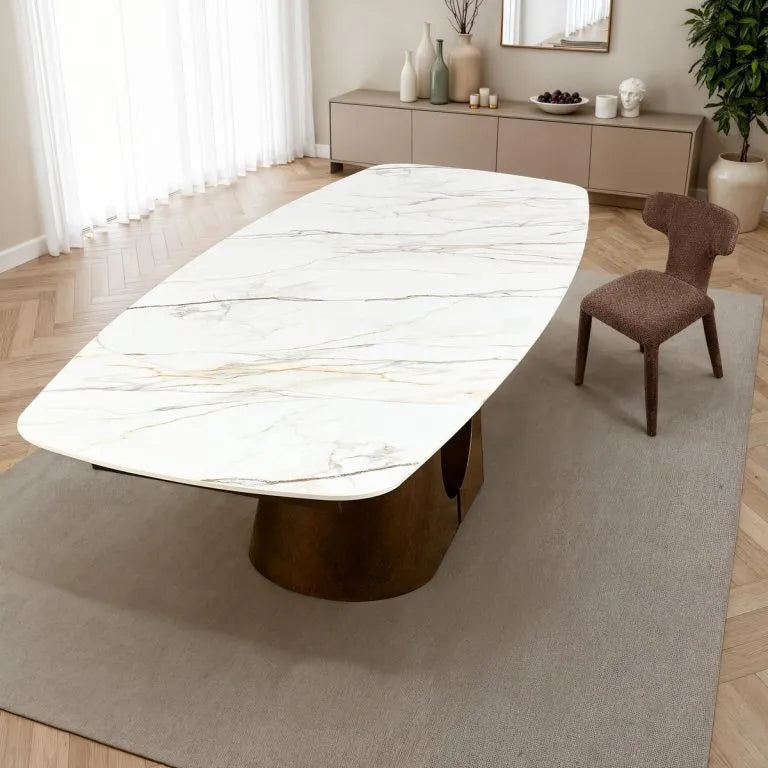 Tavolo allungabile Sunset con piano in ceramica effetto marmo Oro opaco e basamento in metallo effetto rame opaco estensibile fino a 300 cm.