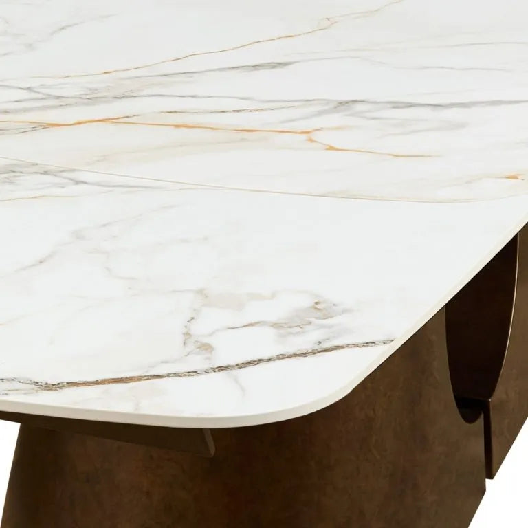 Tavolo allungabile Sunset con piano in ceramica effetto marmo Oro opaco e basamento in metallo effetto rame opaco estensibile fino a 300 cm.